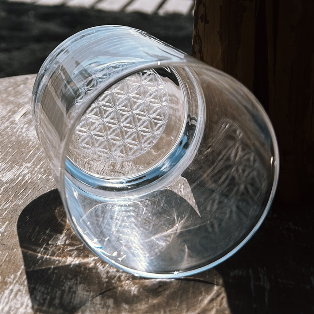 2 verres en cristal avec design 3D au fond du verre